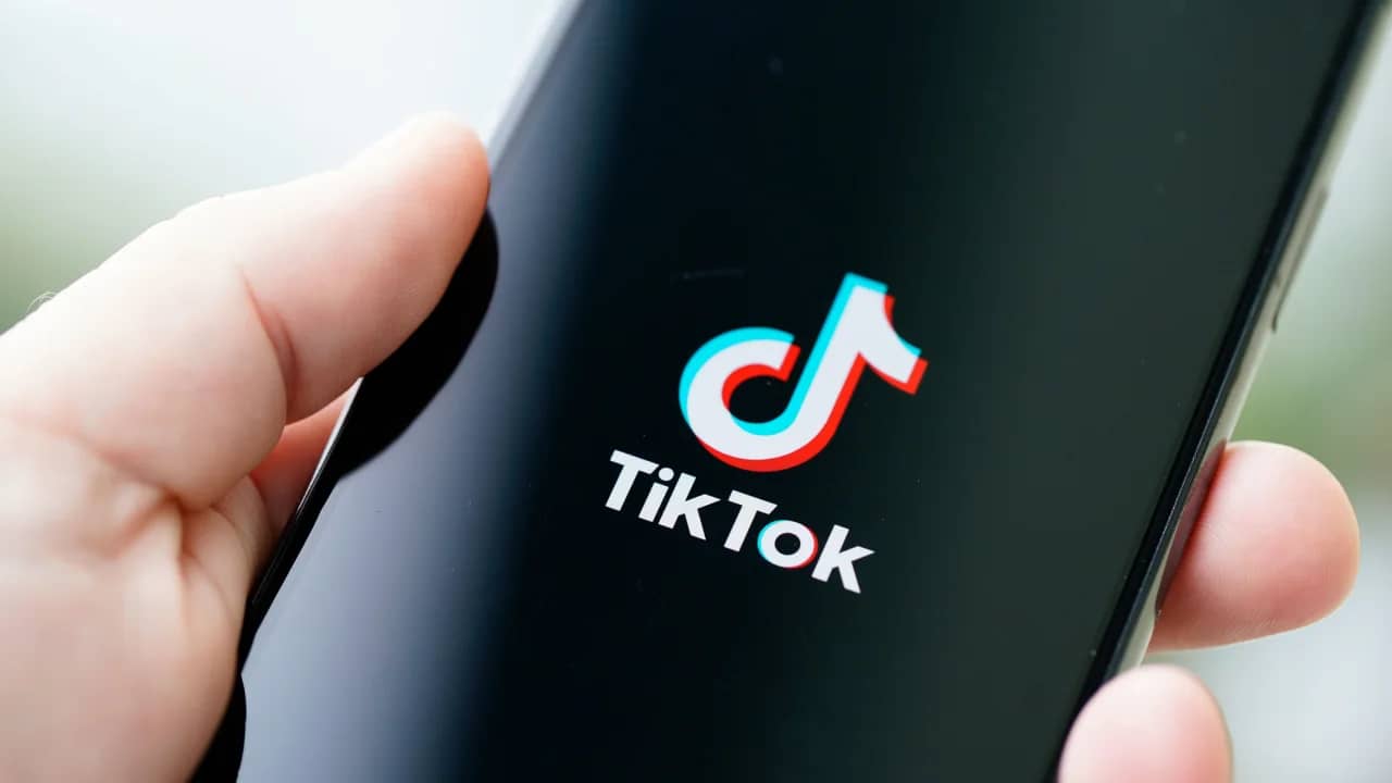 Търсите странични доходи? Тази компания ще ви плати $100 на час, за да гледате TikTok в продължение на 10 часа.